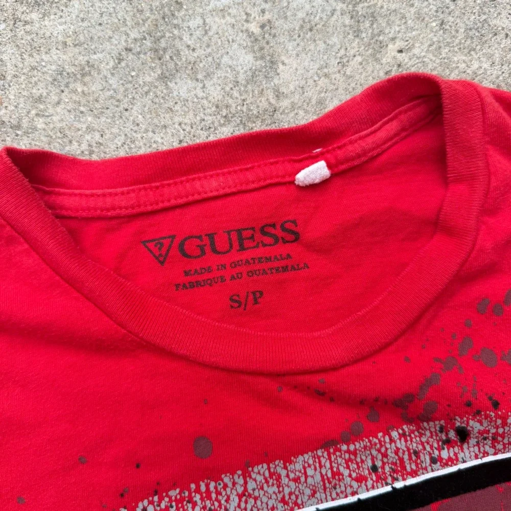 Guess Jeans Mens Red Graphic Triangle Logo T-Shirt Small Short Sleeve Tee - Picture 3 of 6